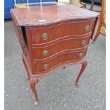 MAHOGANY CHEST OF 3 DRAWERS WITH SERPENTINE FRONT & 2 LEAVES ON QUEEN ANNE SUPPORTS,