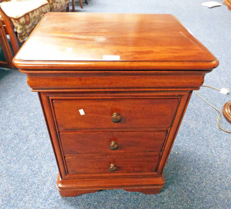 MAHOGANY BEDSIDE CHEST WITH FRIEZE DRAWER OVER 3 DRAWERS ON PLINTH BASE.