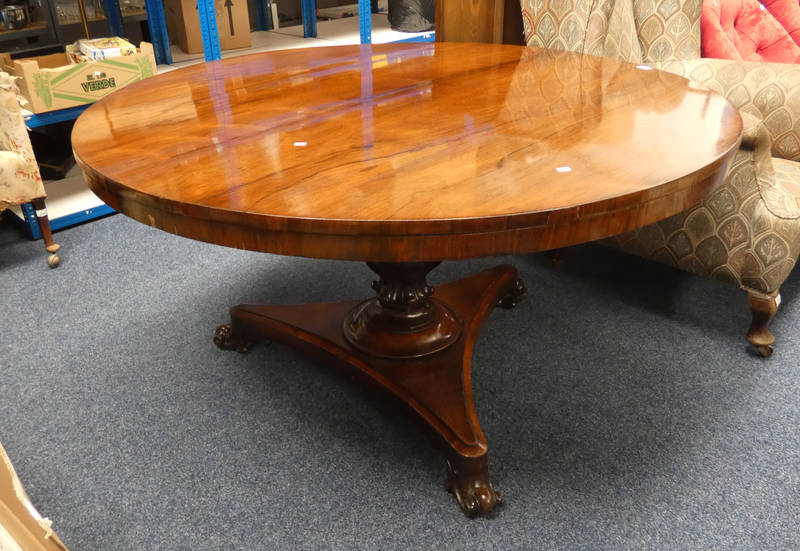 19TH CENTURY ROSEWOOD CIRCULAR BREAKFAST TABLE ON CARVED CENTRE PEDESTAL WITH 3 SPREADING SUPPORTS