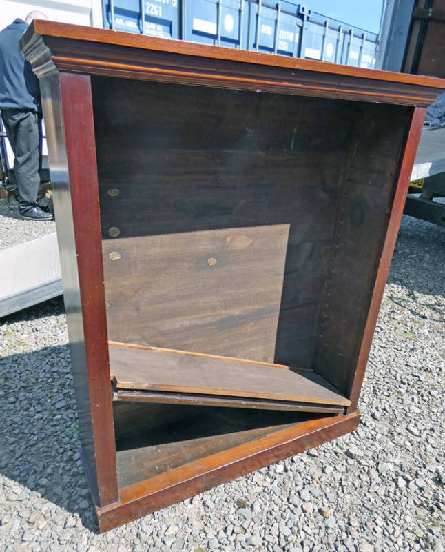 MAHOGANY OPEN BOOKCASE WITH ADJUSTABLE SHELVES.