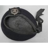 BALMORAL BONNET WITH WHITE METAL CAP BADGE / PIN MARKED 'PRO REGE'