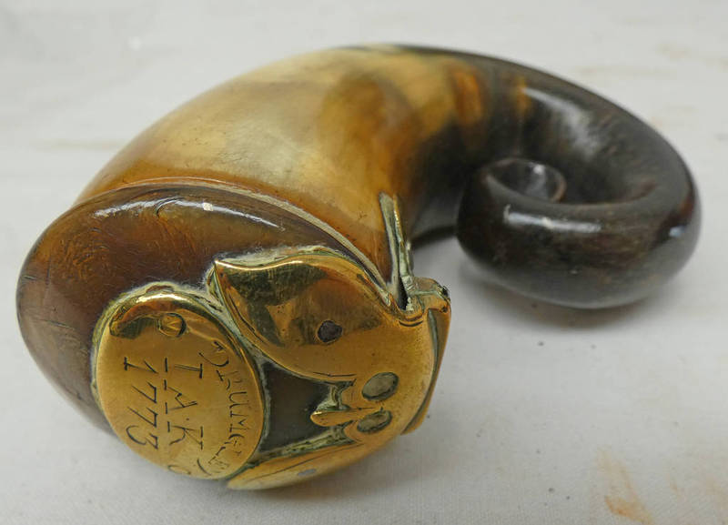 18TH CENTURY HORN AND BRASS SNUFF MULL / POWDER HORN WITH THE BRASS TO LID MARKED "DRUMGLEY IAK