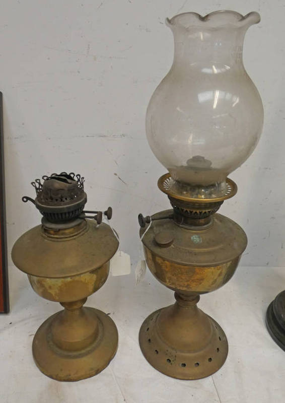 2 BRASS BODIES PARAFFIN LAMPS