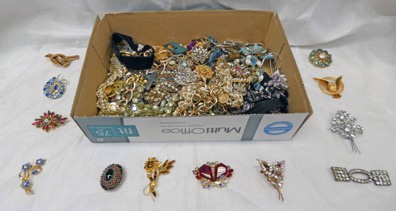 SELECTION OF VARIOUS DECORATIVE JEWELLERY INCLUDING NECKLACES,