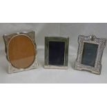 3 SILVER PHOTO FRAMES - LONDON 1982 13 CM TALL AND 2 OTHER SILVER FRAMES