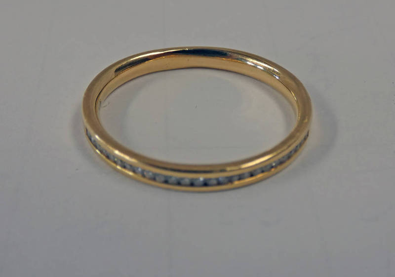 18CT GOLD DIAMOND SET ETERNITY RING - 2.5 G Condition Report: Ring size: O.