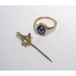 9CT GOLD MASONIC ENAMEL DECORATED SWIVEL RING - 6G, RING SIZE Y & 9CT GOLD MASONIC TIE PIN - 1.