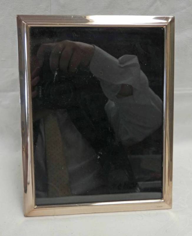 MODERN SILVER PHOTO FRAME,