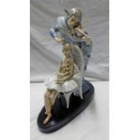 LLADRO FIGURE WITH BOX AND PLINTH: 'LADY SITTING ON CHAIR WITH GENT PLAYING VIOLIN' - 37 CM TALL