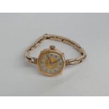 9CT GOLD LADIES WRISTWATCH ON EXPANDING BRACELET Condition Report: Currently running
