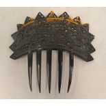 19TH CENTURY CHINESE TORTOISESHELL HAIR COMB WITH PIERCED WORK DECORATION DEPICTING FIGURES IN A