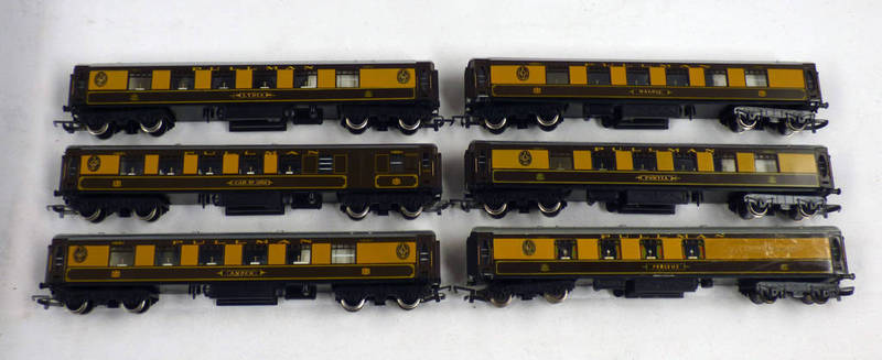 SELECTION OF VARIOUS HORNBY & PULLMAN CARRIAGES