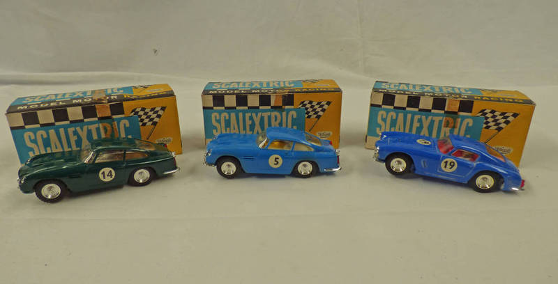 THREE VINTAGE SCALEXTRIC MODEL CARS INCLUDING ASTON MARTIN WITHOUT LIGHTS TOGETHER WITH FERRARI GT