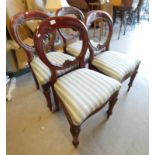 SET OF 4 19TH CENTURY MAHOGANY BALLOON BACK DINING CHAIRS ON TURNED SUPPORTS.