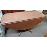 MAHOGANY DROP LEAF KITCHEN TABLE ON CENTRE PEDESTAL WITH 4 SPREADING SUPPORTS LENGTH 136 CM
