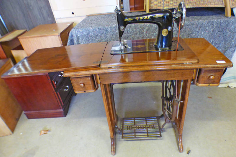MAHOGANY SINGER SEWING TABLE WITH 2 DRAWERS AND FOLD OUT MACHINE ON A BASE TREADLE NO EL 600618