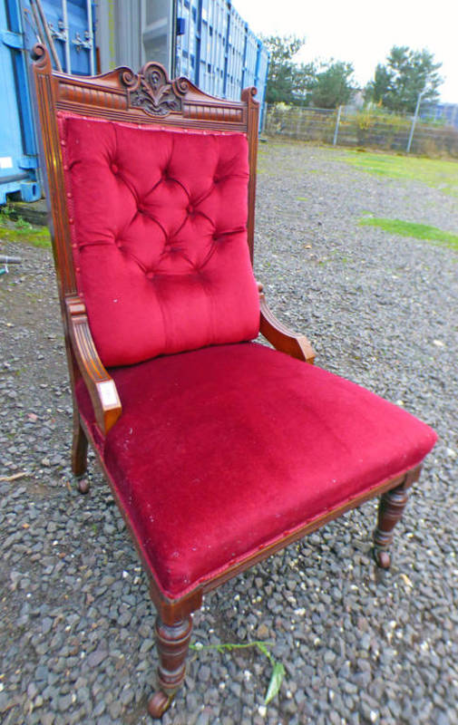 LATE 19TH CENTURY MAHOGANY FRAMED BUTTON BACK LADIES CHAIR ON TURNED SUPPORTS