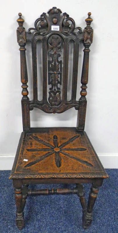 19TH CENTURY OAK HALL CHAIR WITH DECORATIVE CARVING ON REEDED SUPPORTS.