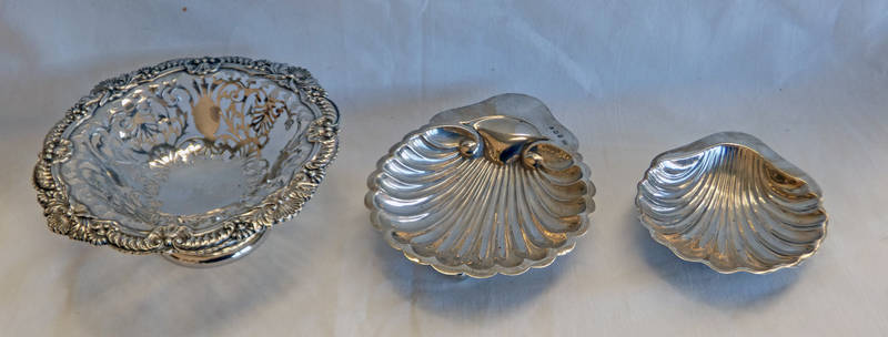 SILVER PEDESTAL CIRCULAR DISH WITH PIERCED DECORATION,