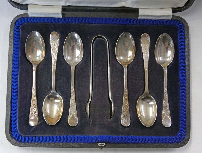 CASED SET OF 6 SILVER TEASPOONS & SUGAR TONGS WITH ENGRAVED DECORATION,