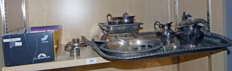 SELECTION OF SILVER PLATED WARE INCLUDING LARGE 2-HANDLED TRAY, ENTREE DISHES,