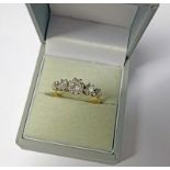 18CT GOLD DIAMOND SET 5 STONE RING, THE CENTRAL DIAMOND APPROX. 0.