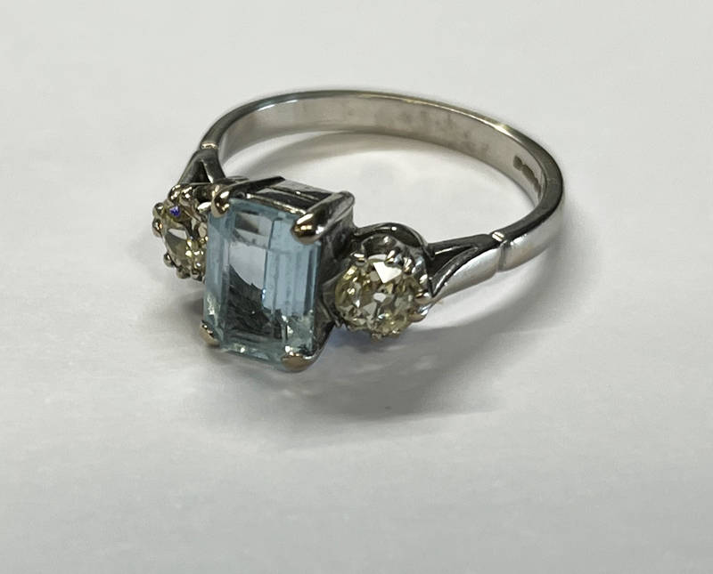 18CT GOLD 3-STONE AQUAMARINE & DIAMOND SET RING, THE RECTANGULAR AQUAMARINE APPROX.. 1.