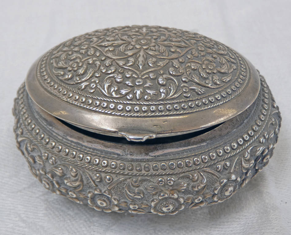 INDIAN WHITE METAL OVAL SNUFF BOX DECORATED WITH FLOWERS - 8 CM WIDE Condition Report: