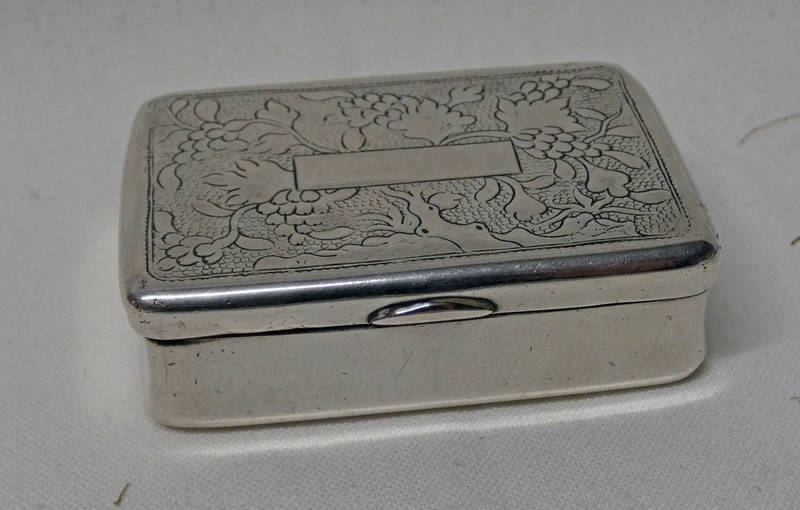 19TH CENTURY CHINESE SILVER SNUFF BOX WITH FOLIATE DECORATION & 2-CHARACTER MARK - 5.