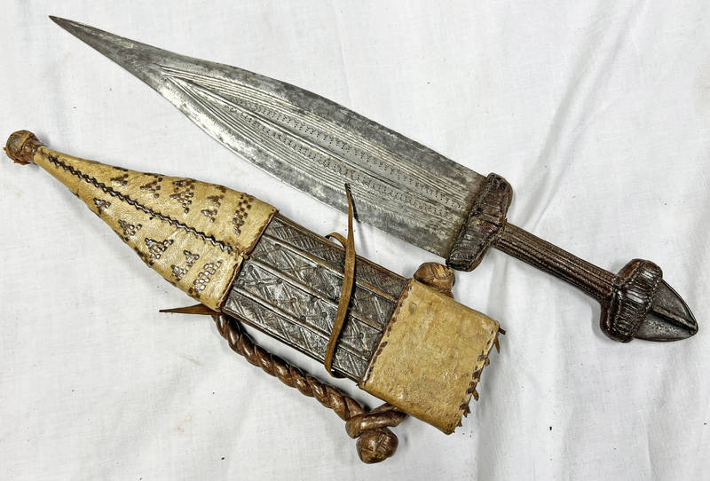 CENTRAL AFRICAN ARM KNIFE WITH LEAF SHAPED BLADE, RAISED MEDIAL RIDGE, LEATHER BOUND GRIP,