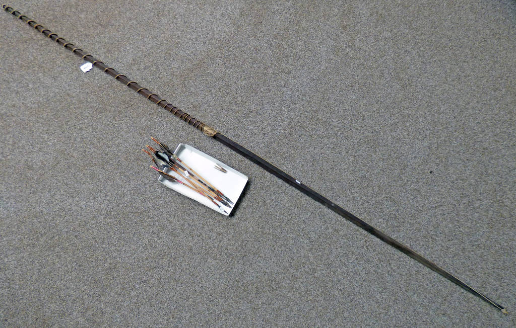 TRIBAL BOW WITH BOUND MIDDLE SECTION LENGTH 238 CM & VARIOUS SHORT ARROWS Condition