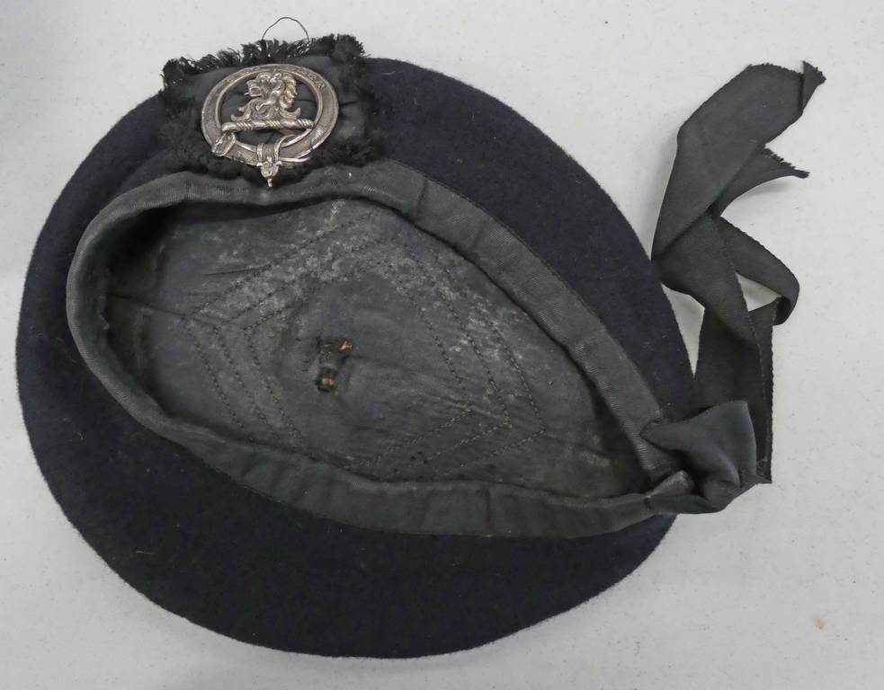 BALMORAL BONNET WITH WHITE METAL CAP BADGE / PIN MARKED 'PRO REGE'