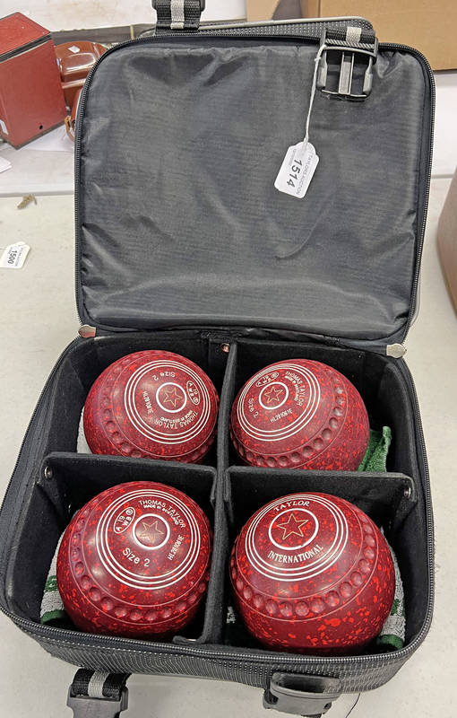 SET OF 4 THOMAS TAYLOR SIZE 2 INTERNATIONAL BOWLS IN CARRY CASE