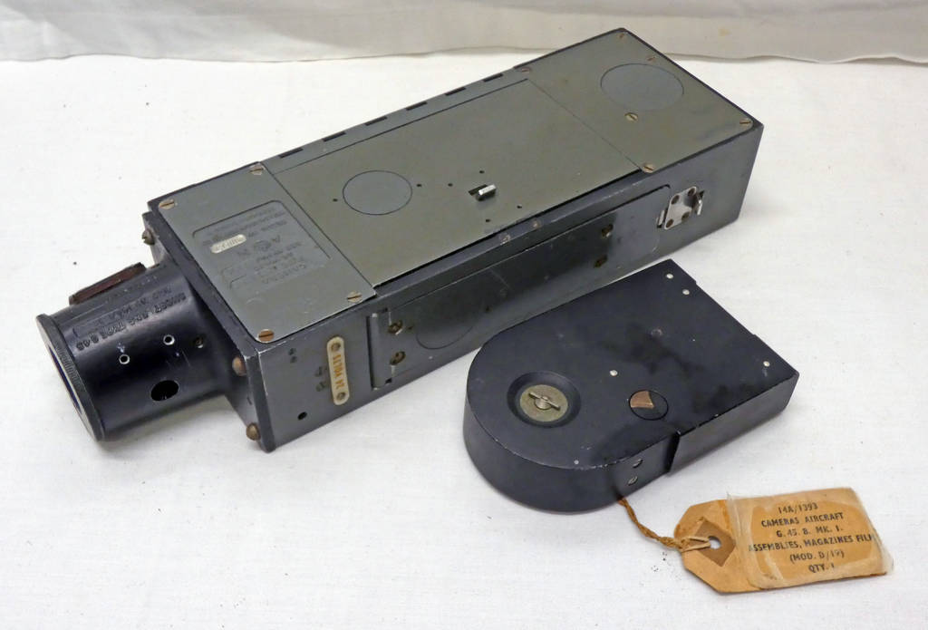 TYPE G45 AIR MINISTRY CAMERA WITH BROAD ARROW STAMP PLUS FILM MAGAZINE Condition Report: