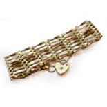 A gate link bracelet, stamped ‘9’ and ‘.375’, length 18.5cmGross weight 17.1 grams