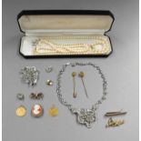 A collection of jewellery including a 9 carat gold bow brooch, length 2.5cm (a.f.); a 9 carat gold