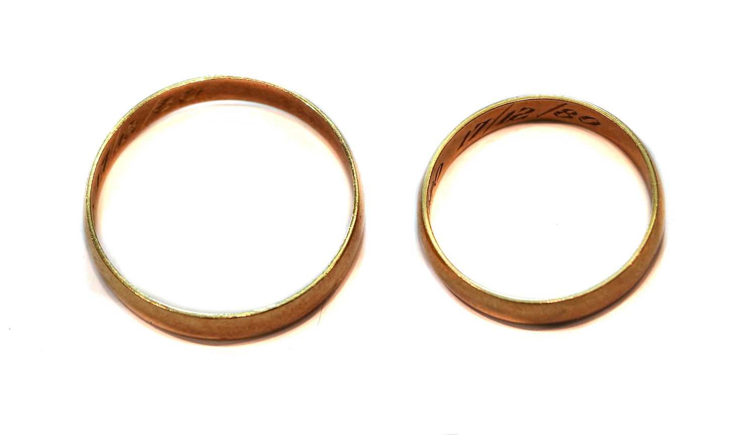Two 18 carat gold band rings, finger sizes M1/2 and U1/2; a curb link chain, stamped '375', length - Image 4 of 4