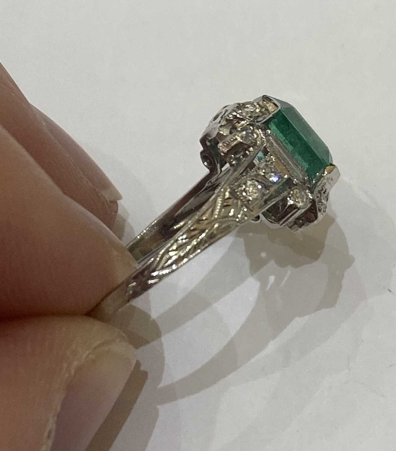 An Emerald and Diamond Ring - Image 3 of 6