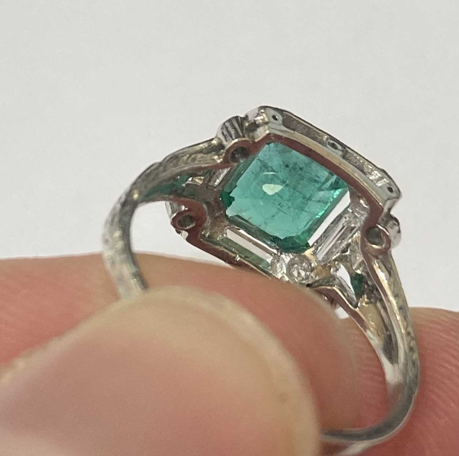 An Emerald and Diamond Ring - Image 4 of 6