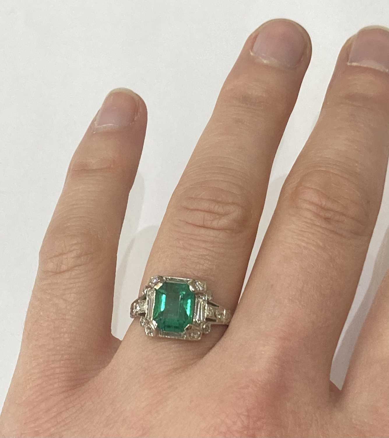 An Emerald and Diamond Ring - Image 6 of 6