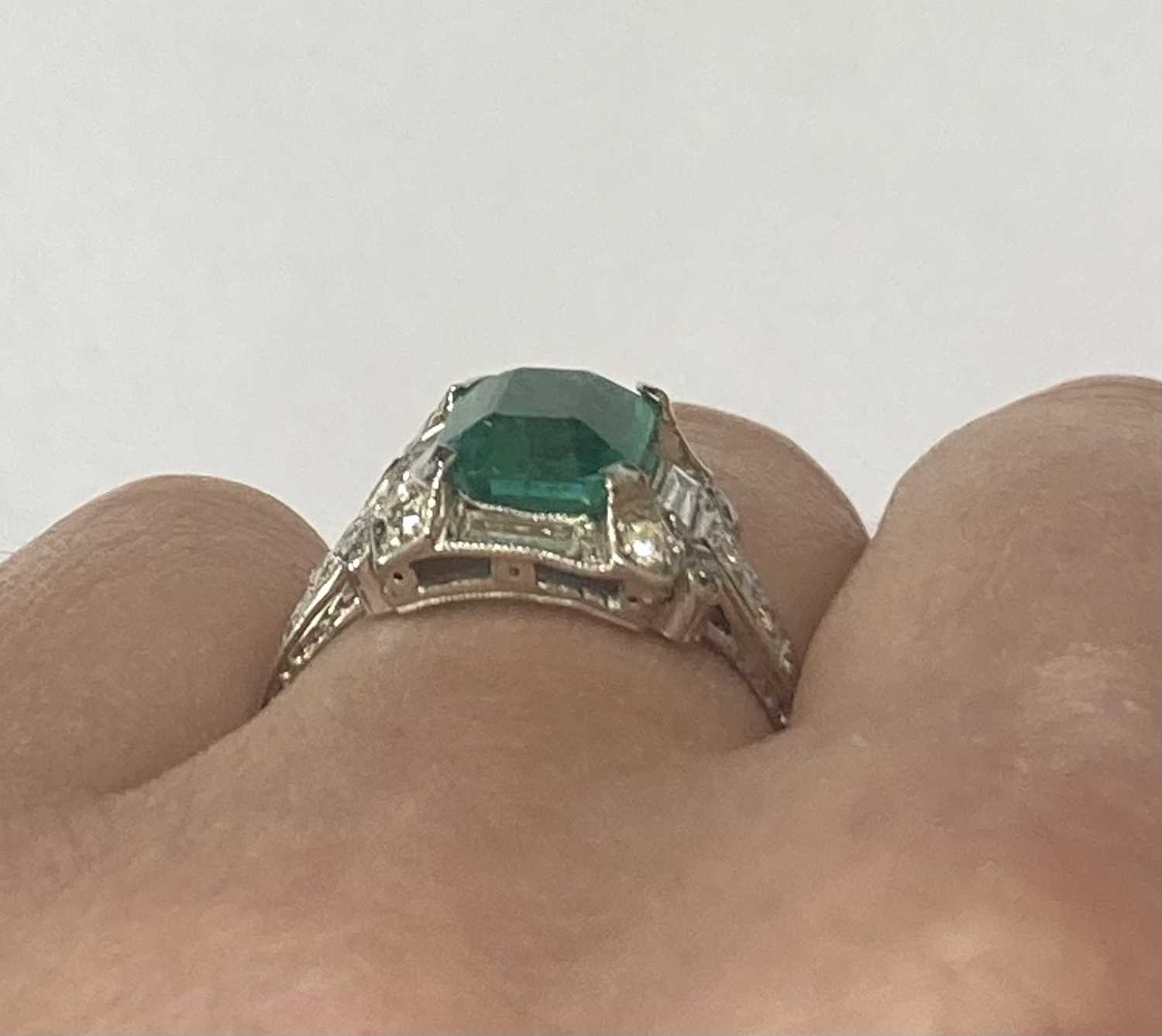 An Emerald and Diamond Ring - Image 5 of 6