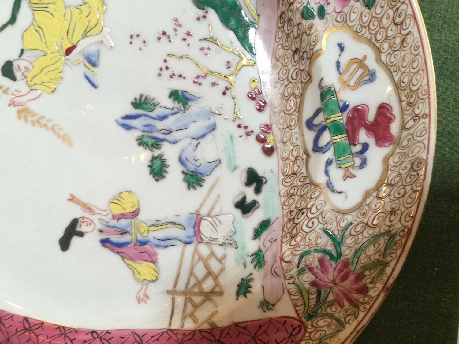 A Samson of Paris Porcelain Plate, late 19th century, painted in Chinese famille rose style with - Image 17 of 17