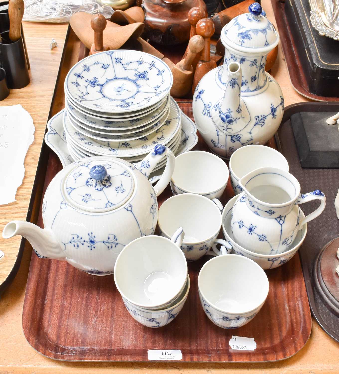 Royal Copenhagen Teawares, decorated with blue flowers on a white ground, including teapot, hotwater - Bild 2 aus 2