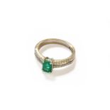 An 18 Carat White Gold Emerald and Diamond Ring, finger size MGross weight 4.2 grams.