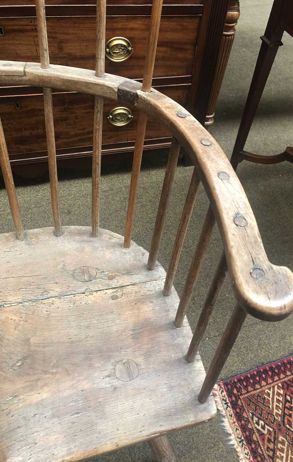 A 19th Century Provincial Ash and Elm Comb Back Windsor Chair (a.f)One spindle replaced, another - Bild 4 aus 8