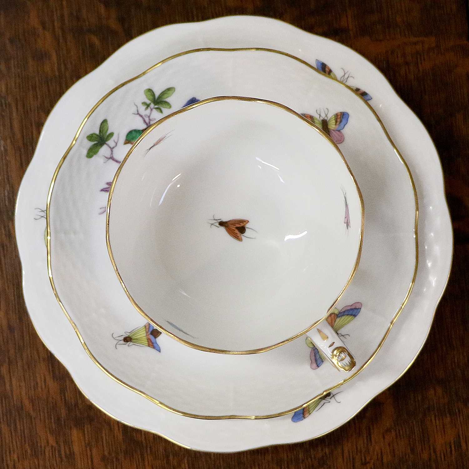 A Herend Porcelain Part Dinner Service in the Rotschild Bird Pattern, comprising thirteen 11" dinner - Image 4 of 5