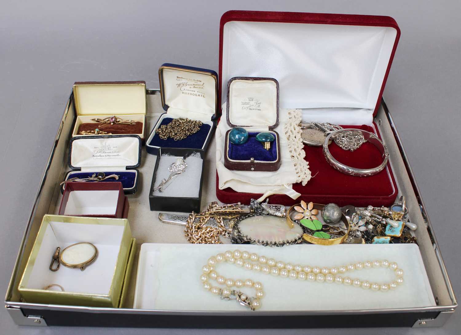 A Quantity of Jewellery, including two gem-set brooches stamped '15CT'; a garnet brooch, unmarked; a