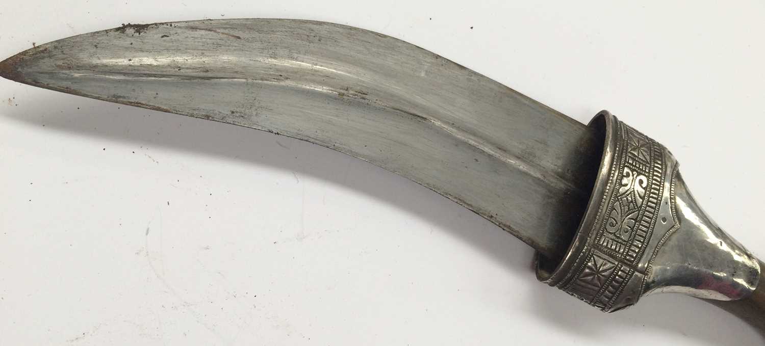 An Early 20th Century Omani Khanjar, the 19cm double edge curved steel blade with raised medial - Image 4 of 4