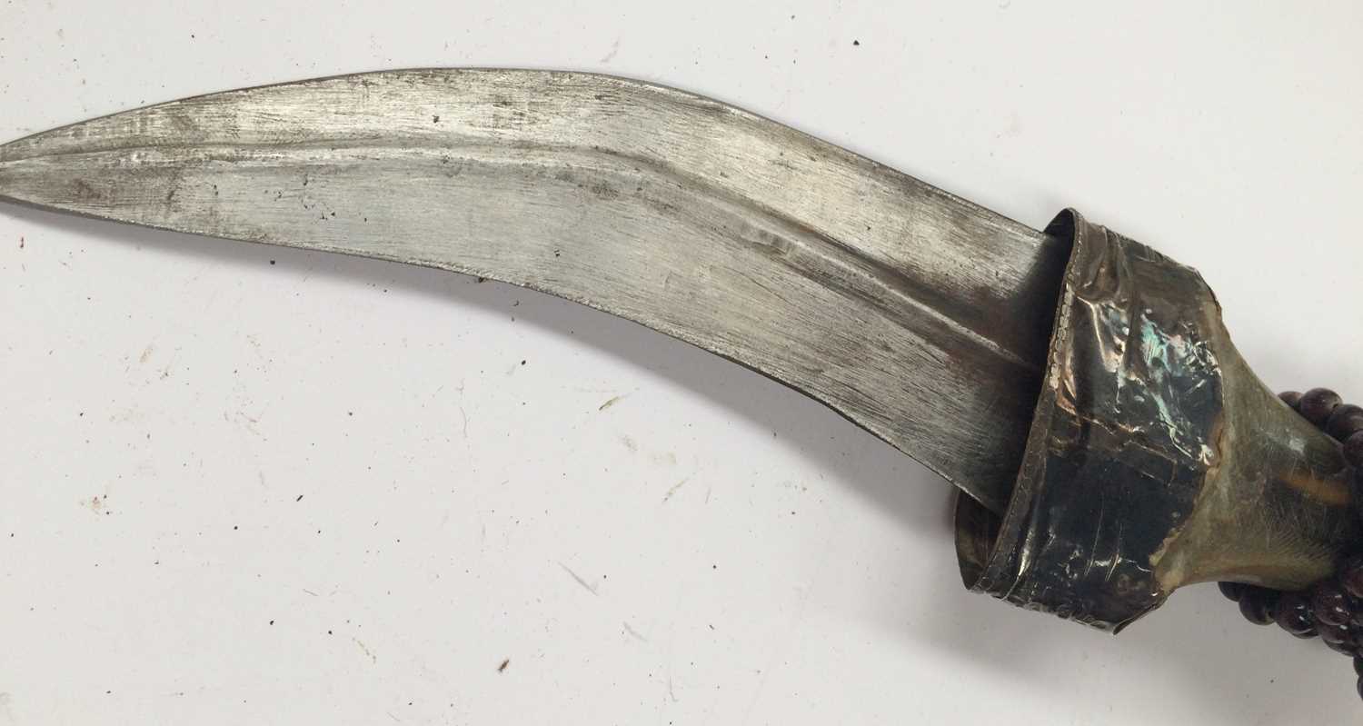 An Early 20th Century Omani Khanjar, the 17cm double edge curved steel blade with raised medial - Image 2 of 5