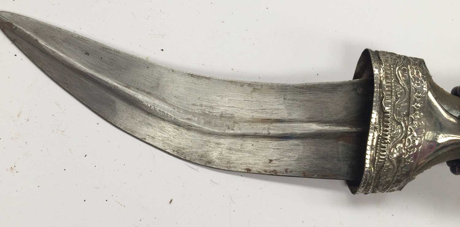 An Early 20th Century Omani Khanjar, the 17cm double edge curved steel blade with raised medial - Image 3 of 5